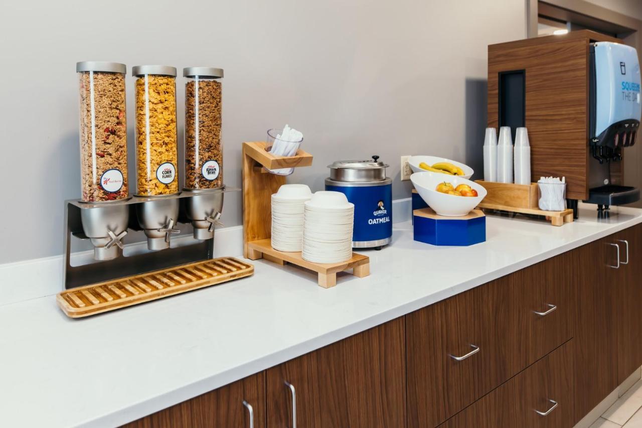 Holiday Inn Express And Suites Urbandale Des Moines By Ihg Eksteriør bilde